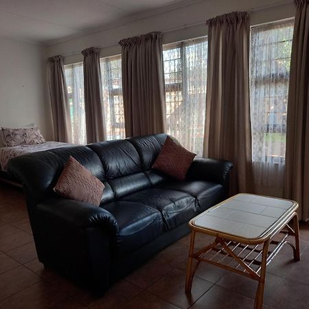 White Rose Guest House Vanderbijlpark Bilik gambar