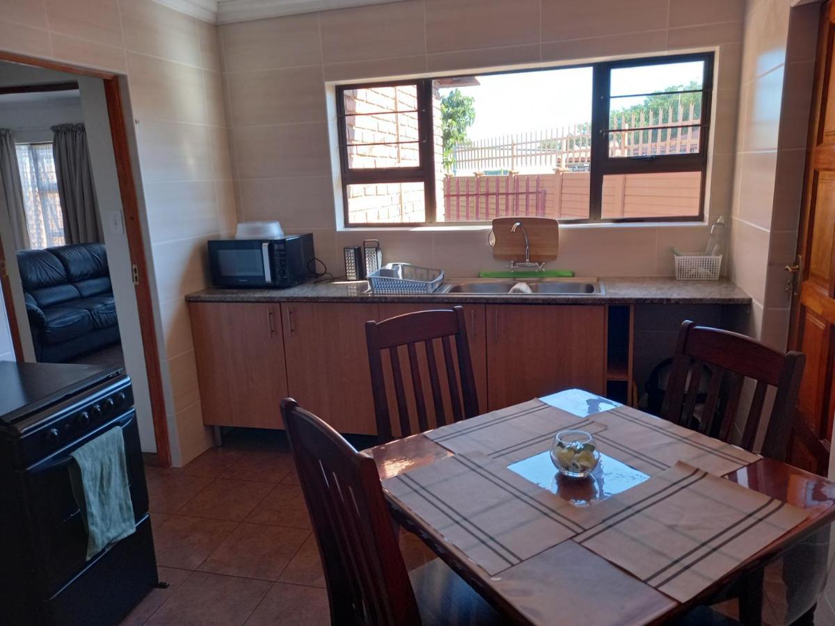 White Rose Guest House Vanderbijlpark Bilik gambar